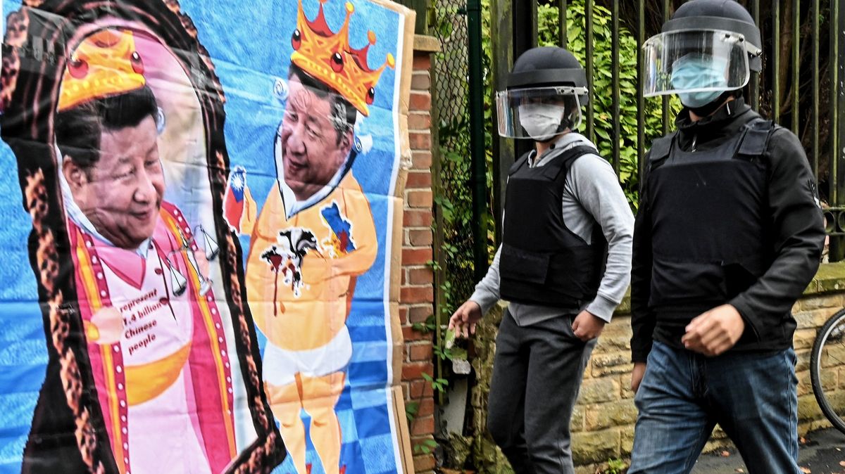 Čínský konzul v Británii zaútočil na demonstranta, tahal ho za vlasy